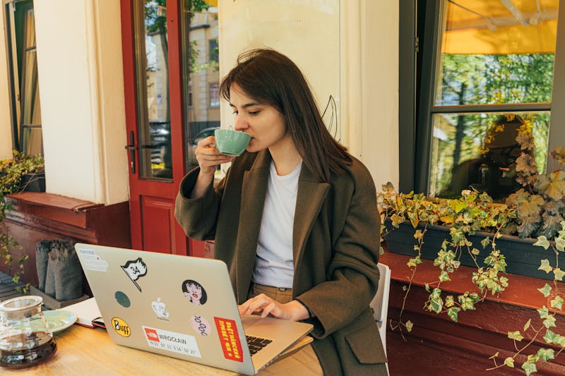 Persona trabajando con su asistente de IA